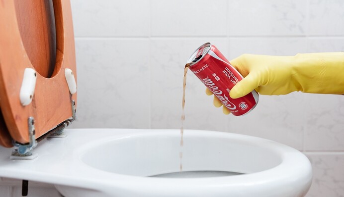Як почистити унітаз за допомогою кока-коли: популярний лайфхак, який варто спробувати