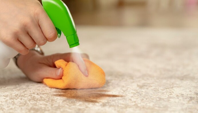 Что делать, если разлил кофе на ковер: 4 народных средства, которые выведут пятно