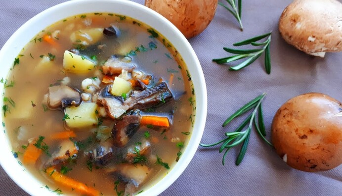 Як зварити смачний суп зі свіжих лісових грибів: простий рецепт