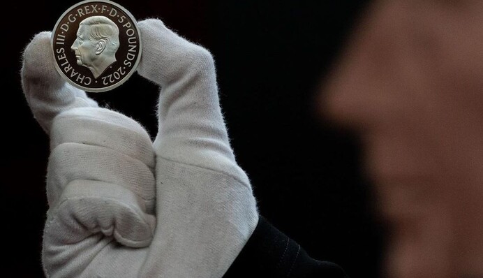 Букингемский дворец показал первые монеты с портретом короля Чарльза: фото