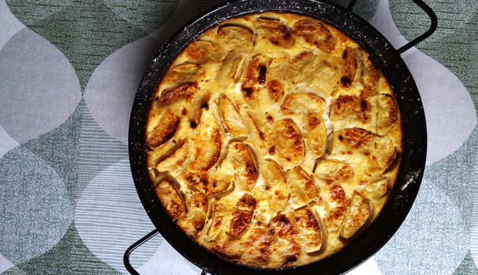 Шарлотка на сковороді рецепт - як приготувати з яблуками з рідкого тіста