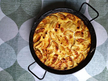 Шарлотка на сковороде рецепт - как приготовить с яблоками из жидкого теста