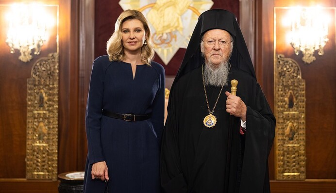 Темно-синя сукня та лазуровий костюм: як виглядала Олена Зеленська під час візиту до Туреччини