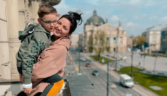 Сидела под школой: Оля Цибульская рассказала, как отдала сына учиться офлайн в Украине