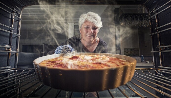 Як вирішити проблему пригорання пирогів у духовці за допомогою солі: простий лайфхак