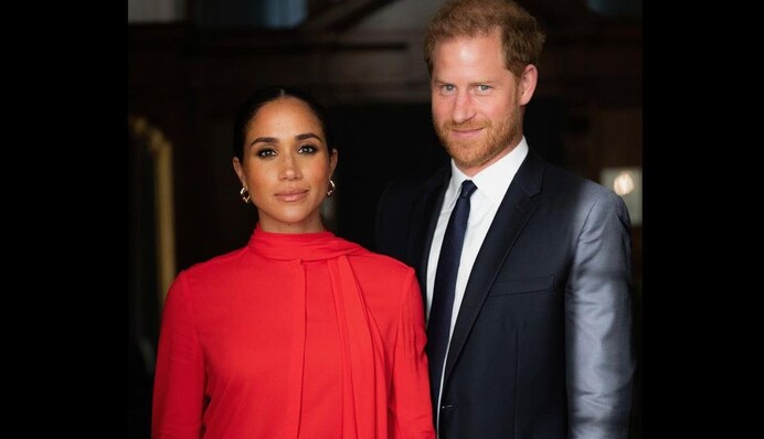 Меган Маркл у червоному костюмі та усміхнений принц Гаррі позували для нового фото