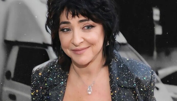 Певица Лолита пожаловалась на панику в РФ и назвала себя военнообязанной