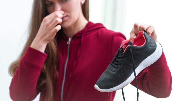 Чим обробити взуття від неприємного запаху: 5 дієвих засобів