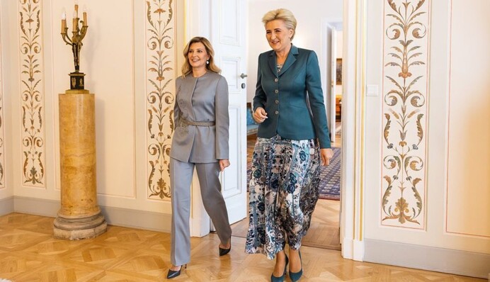 Більше ніж колега: Олена Зеленська у сірому костюмі зустрілася з першою леді Польщі