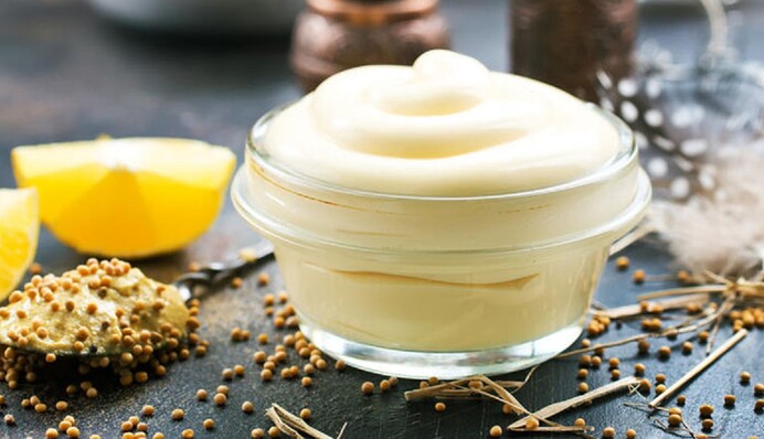 Магазинный майонез можно не покупать. Рецепт домашнего соуса для салатов