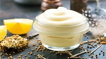 Магазинний майонез можна не купувати. Рецепт домашнього соусу для салатів