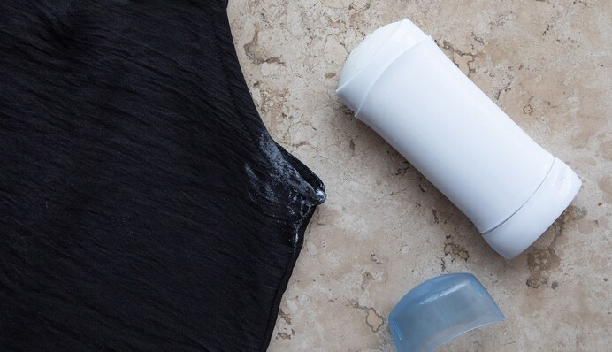 Як вивести білі плями від дезодоранту на чорному одязі: 5 дієвих народних засобів