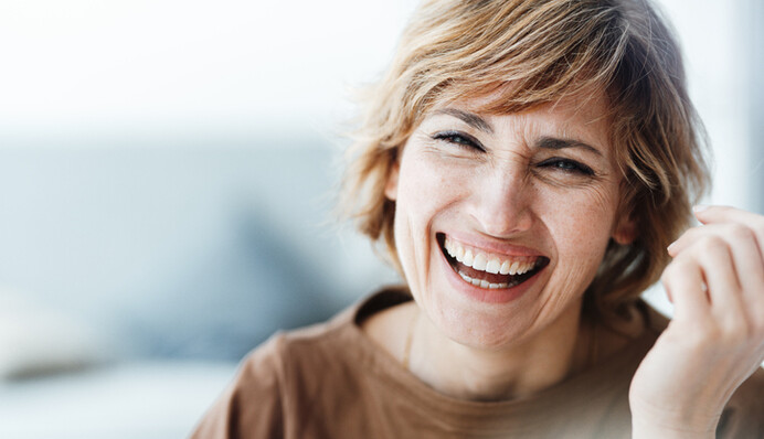 Топ-5 оттенков волос, которые молодят женщину и выглядят модно в 2022 году