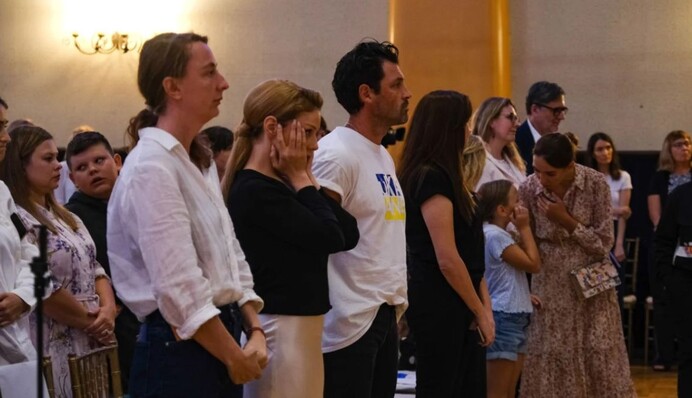 Я ревела всю встречу: Тина Кароль исполнила гимн и выступила с речью перед бойцами полка 