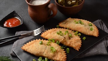 Як приготувати хрусткі чебуреки з м'ясом у тонкому тісті: рецепт з відео