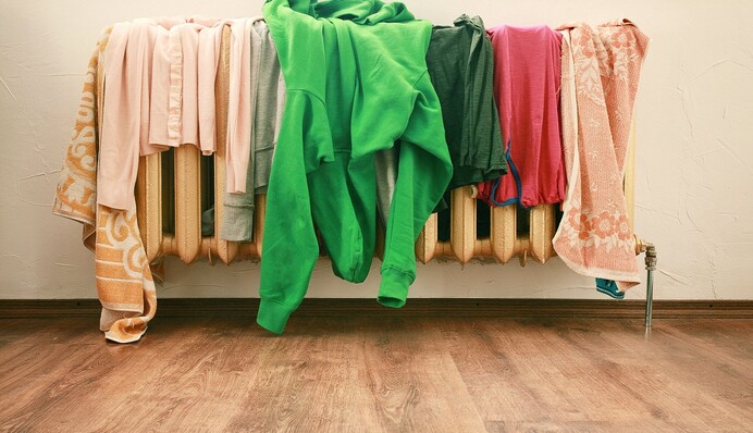 Чому не варто сушити одяг на батареї: експерт назвала причину