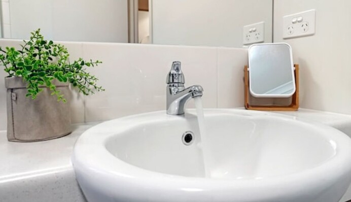 Як позбутися вапняного нальоту на крані: професійний трюк для чищення