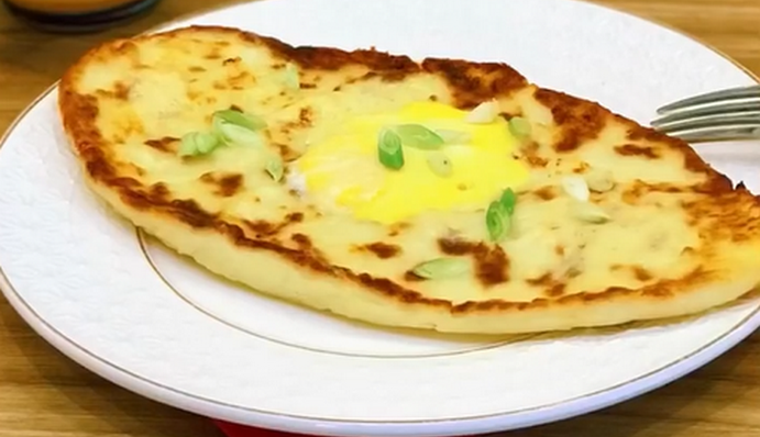 Як приготувати ліниві хачапурі з сиром і яйцем: швидкий рецепт