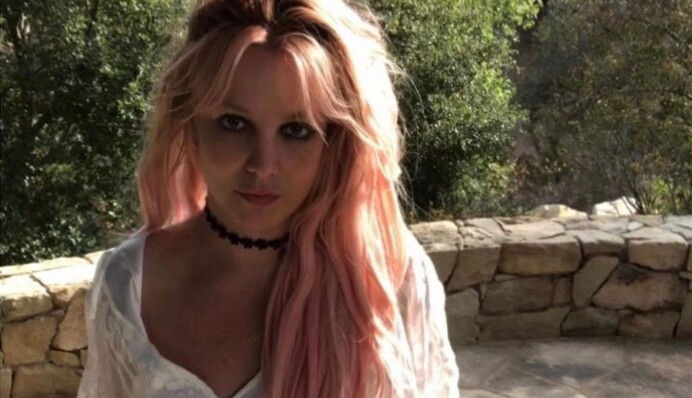 Брітні Спірс виклала в мережу повністю оголені фото на пляжі