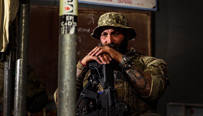 Вчасно кулемет прибрали: Даніель Салем показав кадри своєї небезпечної роботи на фронті