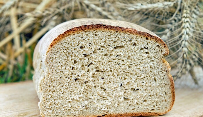 Як спекти хліб у духовці з інгредієнтів, які є в наявності: найпростіші рецепти