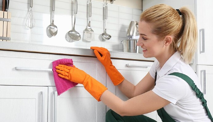 Как избавиться от липкого жира на кухне: народное средство, которое не подведет