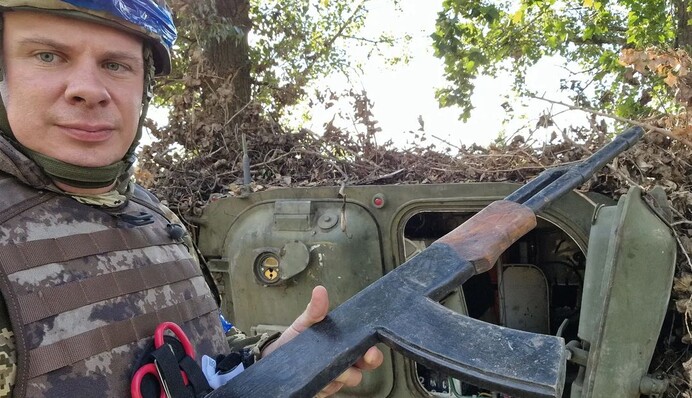 Дерев’яні калаші та учбові гранати: Дмитро Комаров показав, що знайшов на залишених позиціях РФ