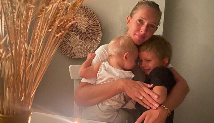 Вечер свечей и объятий: Катя Осадчая запустила уютный флешмоб для экономии электричества