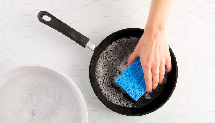 Відмиють будь-який нагар: 4 народних засоби для чищення антипригарної сковорідки