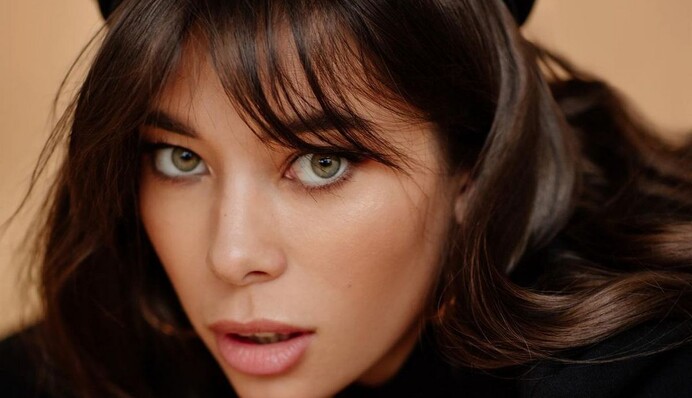 Анна Неплях дебютувала як співачка і випустила першу пісню