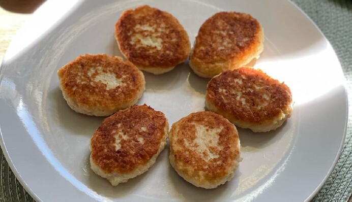Як приготувати ніжні курячі котлети з кисломолочним сиром: простий рецепт
