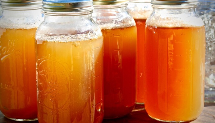 Як закрити натуральний яблучний сік в домашніх умовах: простий рецепт на зиму