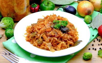 Як закрити на зиму смачну солянку з грибами та капустою: простий рецепт