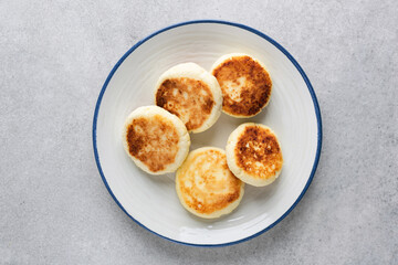 Без борошна та цукру. Як приготувати смачні та легкі сирники з манною крупою