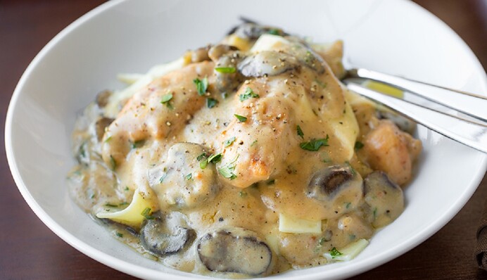 Як приготувати запашні та смачні опеньки в сметані: простий рецепт з відео