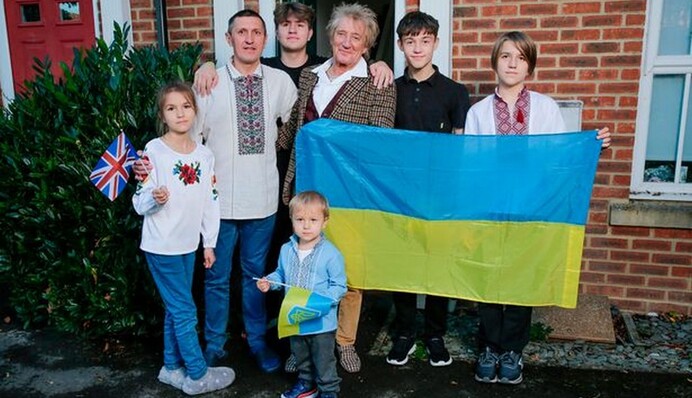 Звезда британского рока Род Стюарт предоставил жилье многодетной семье беженцев из Украины
