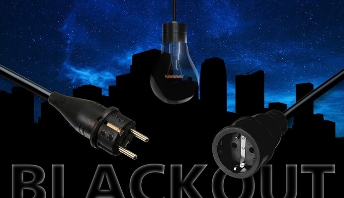 Свічка не завадить: як українцям пережити обстріли енергооб'єктів