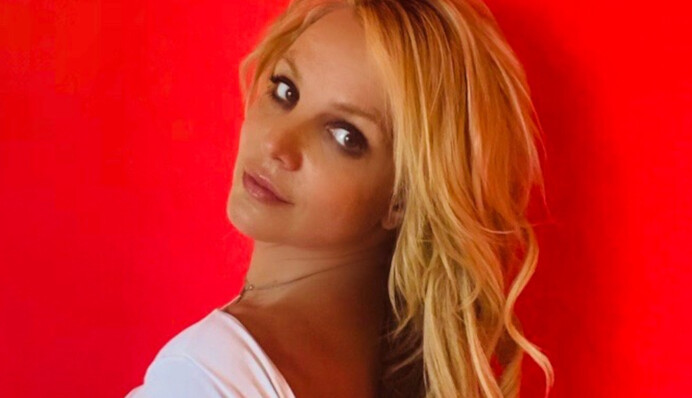 Брітні Спірс виставила в соцмережах нове оголене селфі у ліжку