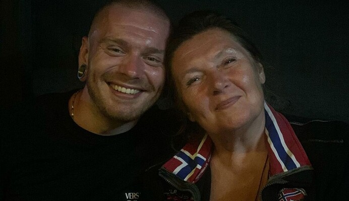 Спаслись все, кроме бабушки: певец Кривошапко рассказал, как его семья вышла из Мариуполя