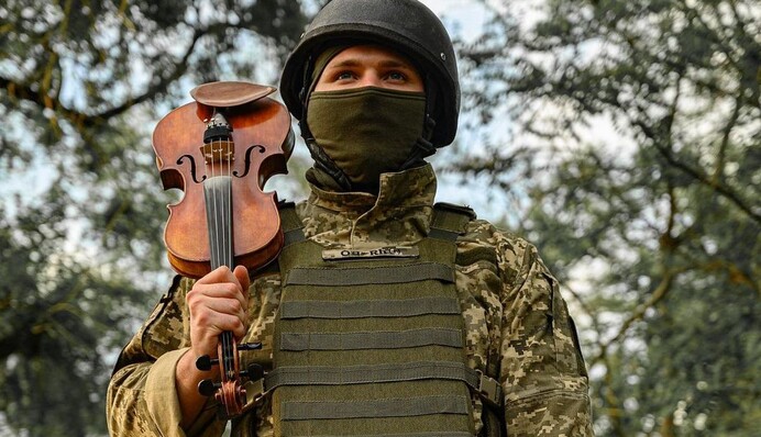 Незламність і нескореність: мережу захопив воїн-скрипаль на передовій