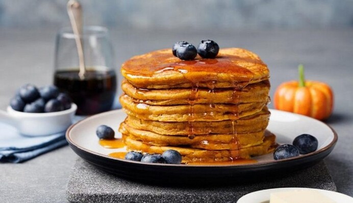 Здивують оригінальним смаком. Рецепт гарбузових панкейків на молоці