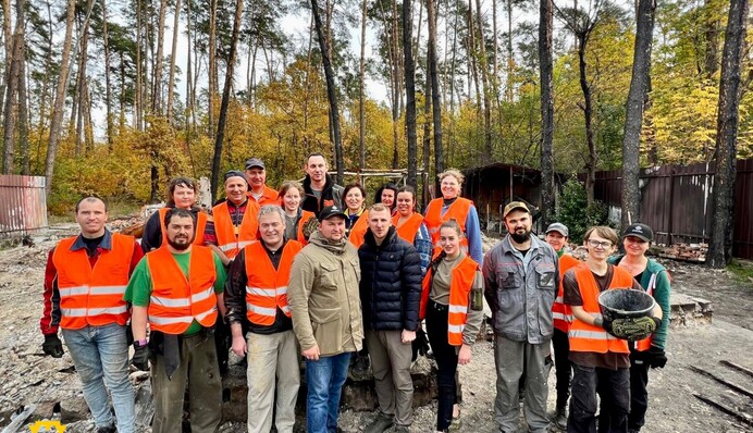 Валерій Харчишин з волонтерами розібрав завали зруйнованого будинку під Києвом: фото