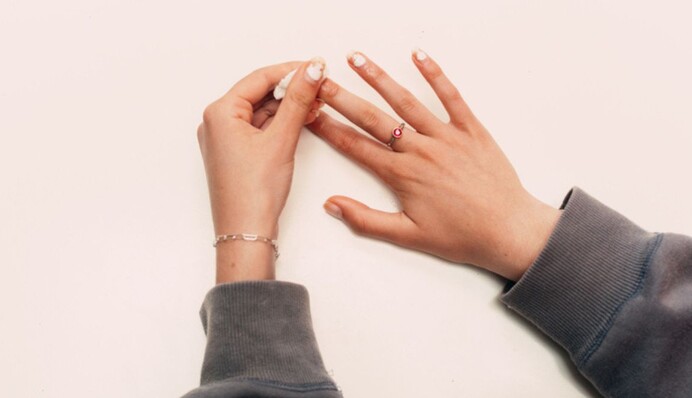 Як стерти з нігтів лак без ацетону: 4 простих засоби, які завжди під рукою