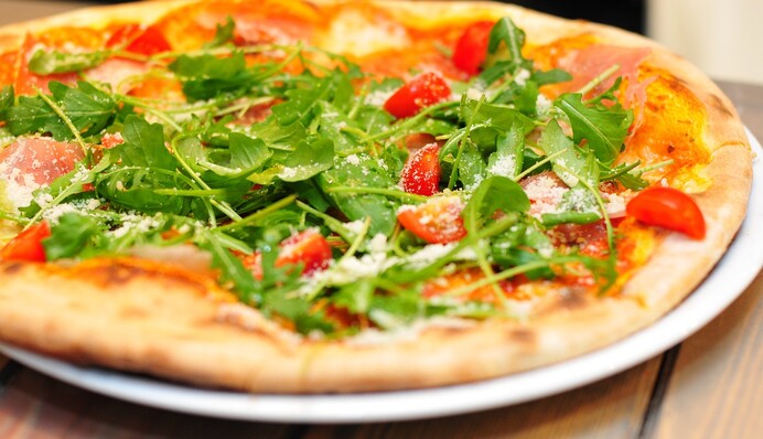 Як приготувати ідеальне тісто піцу, щоб була як у піцерії: простий рецепт