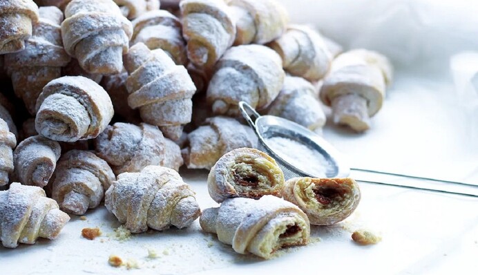 Можуть зберігатися протягом 2 тижнів: рецепт смачних рогаликів зі згущеним молоком