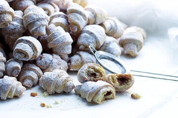 Можуть зберігатися протягом 2 тижнів: рецепт смачних рогаликів зі згущеним молоком