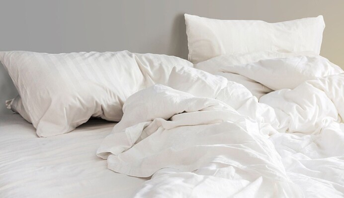 Як позбутися жовтих плям на матраці: топ-4 народні засоби для чищення