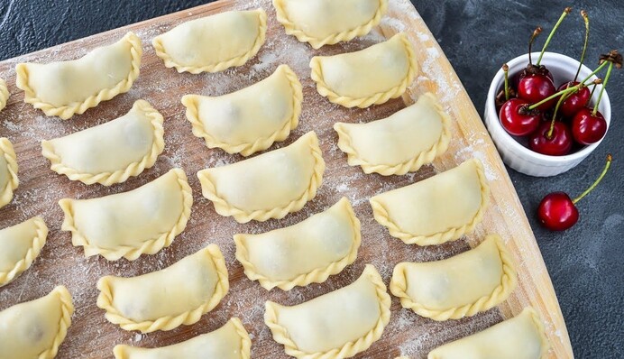 Як приготувати пухкі полтавські вареники на кефірі: традиційний рецепт