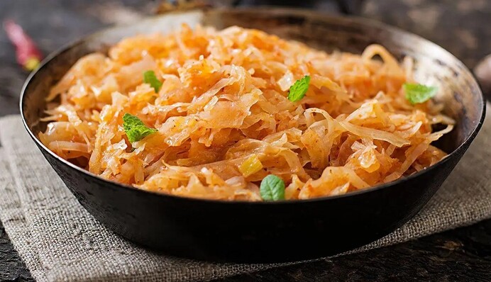 Як приготувати тушковану квашену капусту з квасолею: бюджетний рецепт