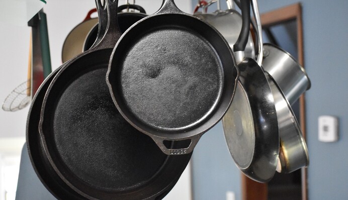 Як відчистити пригоріле дно сковороди зовні: прості засоби від нагару